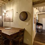 Apartment Charming Hideaway In Old Town