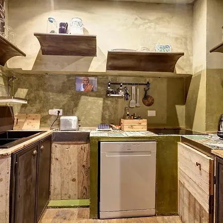 Charming Hideaway In Old Town